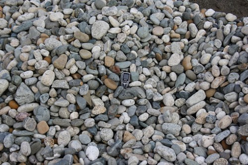 Kamenclub.ru: Галька речная окат (ассорти) фр. 50-100 мм. купить  в Новосибирске галька природная округлая серая белая черная серая коричневая синяя галька речная окатанная округлая 6200 руб/т   фото КАМЕНЬ КЛУБ