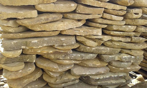 Kamenclub.ru: Песчаник колотый для облицовки (фр. 2-3 см)  купить в Новосибирске песчаник бежевый серый рыжий песчаник строительный 5000 руб/т   фото КАМЕНЬ КЛУБ