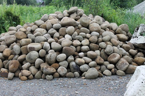 Kamenclub.ru: Песчаник ядра, фр. 100-300 мм  купить в Новосибирске песчаник бежевый серый рыжий речная галька 5 000 руб/т   фото КАМЕНЬ КЛУБ