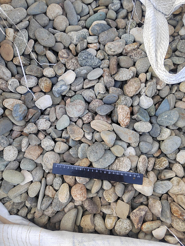 Kamenclub.ru: Галька речная окат (пестрая) фр. 20-40 мм. купить  в Новосибирске галька речная пестрая, серая, серые оттенки галька речная окатанная округлая 5000 руб/т   фото КАМЕНЬ КЛУБ