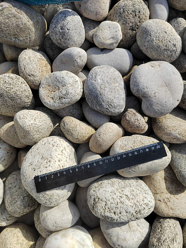 Kamenclub.ru: Галька речная окат (серо-белая) фр. 70-120 мм купить  в Новосибирске галька галечник бело-серая, серо-белая, серая, белая речная природная галька  8000 руб/т   фото КАМЕНЬ КЛУБ