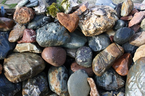 Kamenclub.ru: Ландшафтные валунчики фр.100-500 мм.  купить в Новосибирске крупный природный камень серый, темно-серый, светло-серый речной валун крупный 4800 руб/т   фото КАМЕНЬ КЛУБ