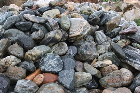 Kamenclub.ru: Ландшафтные валунчики фр.100-500 мм.  купить в Новосибирске крупный природный камень серый, темно-серый, светло-серый речной валун крупный 4800 руб/т   фото КАМЕНЬ КЛУБ