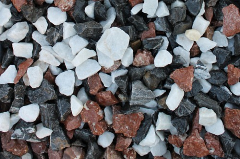 Kamenclub.ru: Мраморная крошка (щебень крошка микс : белый-черный-розовый) фр. 3-5 мм.  купить в Новосибирске мрамор белый, черный, розовый, разноцветный мраморная каменная крошка декорвтивная 12000 руб/т   фото КАМЕНЬ КЛУБ