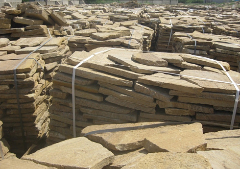 Kamenclub.ru: Песчаник пластушка желтый с рисунком (3 см)  купить в Новосибирске песчаник желтый с рисунком, рыжий, желтый песчаник пластушка ландшафтная рваная 8 500 руб/м3   фото КАМЕНЬ КЛУБ