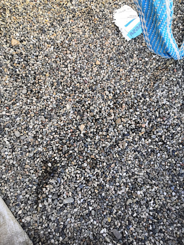 Kamenclub.ru: Галька речная окат (серая) фр.3-5 мм купить  в Новосибирске галька речная серая бежевый темно-серый окатанный речной камень округлый 9500 руб/т   фото КАМЕНЬ КЛУБ