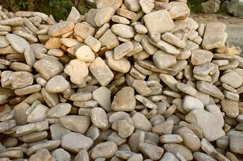 Kamenclub.ru: Песчаник для мощения дорожек, площадок, парковок ( фр 5-10 см)  купить в Новосибирске песчаник  серый желтый коричневый рыжий песчаник оголтованный окатанный 6500 руб/т   фото КАМЕНЬ КЛУБ