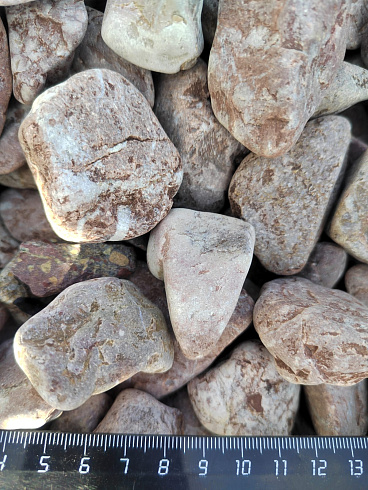 Kamenclub.ru: Мраморная крошка (щебень галтованный розовый) фр.20-40 мм.  купить в Новосибирске мрамор розовый, красный оголтованный округлый щебень  15000 руб/т   фото КАМЕНЬ КЛУБ