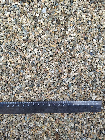 Kamenclub.ru: Галька речная окат (серая) фр.3-5 мм купить  в Новосибирске галька речная серая бежевый темно-серый окатанный речной камень округлый 9500 руб/т   фото КАМЕНЬ КЛУБ