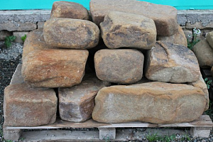 Kamenclub.ru: Песчаник для строительства и кладки (фр. 200-400 мм)  купить в Новосибирске песчаник бежевый серый рыжий желтый блоки для строительства из песчаника 6500 руб/т   фото КАМЕНЬ КЛУБ