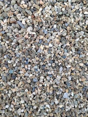 Kamenclub.ru: Галька речная окат (серая) фр.3-5 мм купить  в Новосибирске галька речная серая бежевый темно-серый окатанный речной камень округлый 9500 руб/т   фото КАМЕНЬ КЛУБ