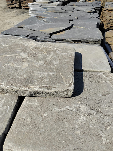 Kamenclub.ru: Песчаник пластушка светло-серый (3,0 см)  купить в Новосибирске песчаник светло-серый, серый песчаник рваный ландшафтный колотый 13800 руб/м3   фото КАМЕНЬ КЛУБ