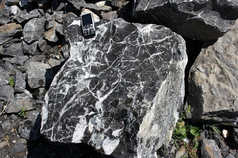 Kamenclub.ru: Черный мрамор скальник фр. 1000-1500 мм.  купить в Новосибирске мрамор черный белый серый крупный колотый валун ландшафтный 9000 руб/т   фото КАМЕНЬ КЛУБ