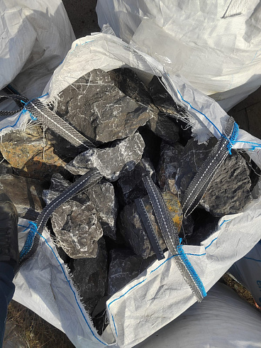 Kamenclub.ru: Черный мрамор скальник фр. 100-500 мм.  купить в Новосибирске мрамор черный белый серый крупный колотый валун ландшафтный 8500 руб/т   фото КАМЕНЬ КЛУБ