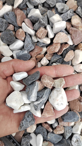 Kamenclub.ru: Мраморная крошка (щебень галтованный микс:белый-зеленый-розовый) фр.20-40 мм.  купить в Новосибирске мрамор белый, зеленый, розовый мрамор декоративный (галтовка) 15500 руб/т   фото КАМЕНЬ КЛУБ