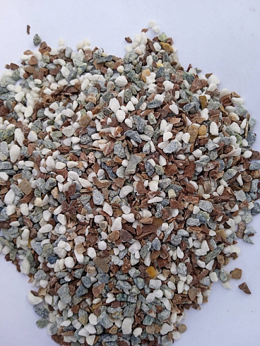 Kamenclub.ru: Мраморная крошка (щебень галтованный микс:: белый-черный) фр.5-10 мм  купить в Новосибирске мрамор белый, черный, молочный, серый галтовка мраморная окатанная декоративная ландшафтная 15500 руб/т   фото КАМЕНЬ КЛУБ