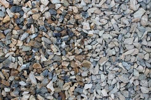 Kamenclub.ru: Мраморная крошка (щебень крошка медовый), фр. 10-20 мм.  купить в Новосибирске песчаник бежевый, серый каменная ландшафтная крошка  12000 руб/т   фото КАМЕНЬ КЛУБ