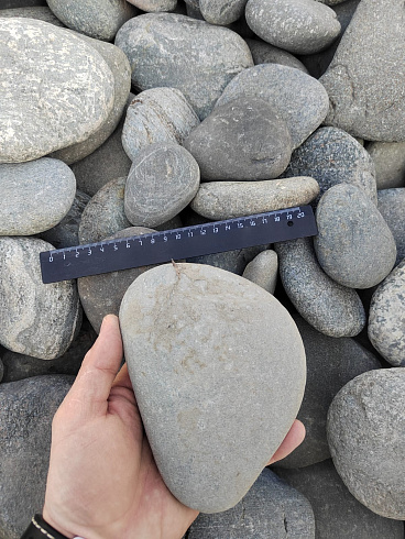 Kamenclub.ru: Галька речная плоская (серо-белая) фр. 70-120 мм. купить  в Новосибирске галька галечник речной серый, белый окатанная плоская  природная галька 9000 руб/т   фото КАМЕНЬ КЛУБ