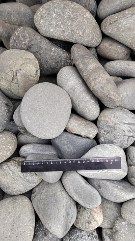 Kamenclub.ru: Галька речная окат (темно-серая) фр. 70-150 мм. купить  в Новосибирске галька речная темно-серая, синяя, серая речная галька округлая  8000 руб/т   фото КАМЕНЬ КЛУБ