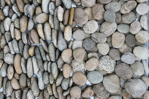 Kamenclub.ru: Галька речная плоская (серо-белая) фр. 70-120 мм. купить  в Новосибирске галька галечник речной серый, белый окатанная плоская  природная галька 9000 руб/т   фото КАМЕНЬ КЛУБ