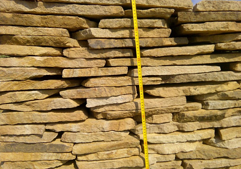 Kamenclub.ru: Песчаник пластушка желтый с разводом под дерево (2 см)  купить в Новосибирске плитняк желтый с разводами, желтый, рыжий, серый песчаник пластушка рваная ландшафтная 11 000 руб/м3   фото КАМЕНЬ КЛУБ