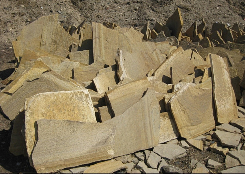 Kamenclub.ru: Форматный камень (плаха) пошаговая дорожка от 70-150 см (4 -12 см)  купить в Новосибирске плитняк  форматный плаха желтый песчаник 9 000 руб/т   фото КАМЕНЬ КЛУБ