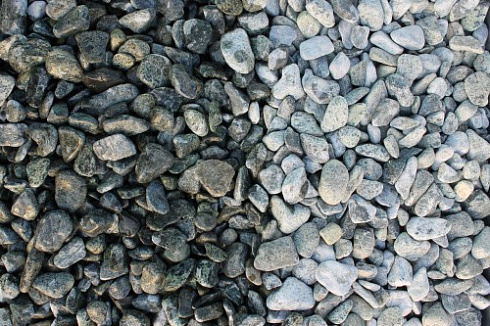 Kamenclub.ru: Щебень галтованный зеленый (змеевик) фр. 20-40 мм.  купить в Новосибирске мрамор зеленый, салатовый оголтованный щебень мраморный 12500 руб/т   фото КАМЕНЬ КЛУБ