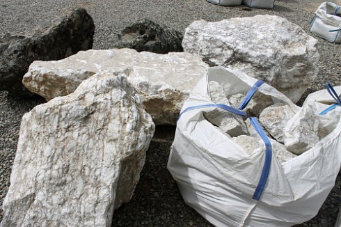 Kamenclub.ru: Мраморизированный известняк фр. 100-500 мм.  купить в Новосибирске известняк серый белый темно-серый сероватый валун природного образования окатанный 10500 руб/т   фото КАМЕНЬ КЛУБ