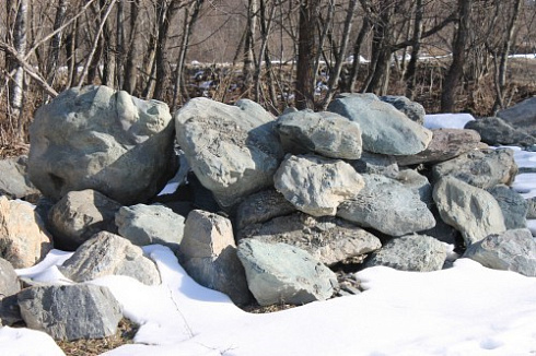 Kamenclub.ru: Гранит скальник (серо-зеленый) фр. 500-1500 мм.  купить в Новосибирске гранит мрамор  серый зеленый темно-серый глыба скальная колотая ландшафтная 7 500 руб/т   фото КАМЕНЬ КЛУБ