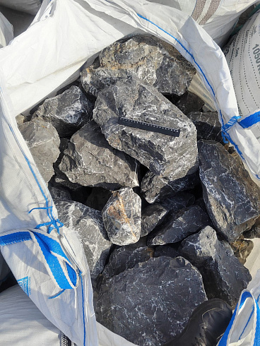 Kamenclub.ru: Черный мрамор скальник фр. 100-500 мм.  купить в Новосибирске мрамор черный белый серый крупный колотый валун ландшафтный 8500 руб/т   фото КАМЕНЬ КЛУБ