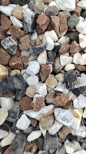 Kamenclub.ru: Мраморная крошка (щебень крошка микс : белый-черный-розовый) фр. 20-40 мм.  купить в Новосибирске мрамор белый, черный, розовый декоративная ландшафтная крошка 12000 руб/т   фото КАМЕНЬ КЛУБ