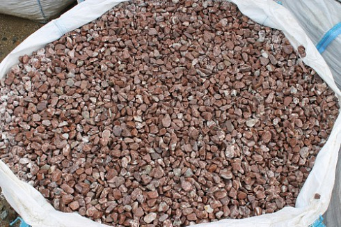 Kamenclub.ru: Мраморная крошка (щебень галтованный розовый) фр.10-20 мм.  купить в Новосибирске мрамор розовый, красный ландшафтный декоративный окатанный округлый щебень 15000 руб/т   фото КАМЕНЬ КЛУБ