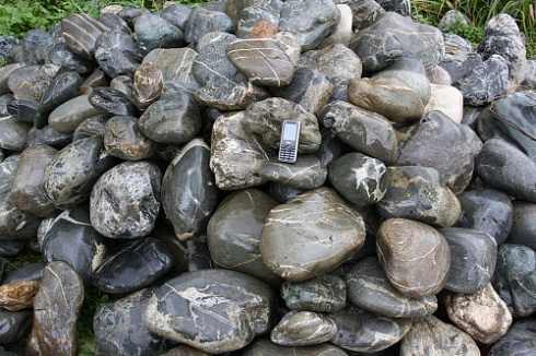 Kamenclub.ru: Валунчик Паутинник фр.100-300 мм  купить в Новосибирске крупный природный камень галечник темно-серый с прожилками белый черный речной валунчик 5000 руб/т   фото КАМЕНЬ КЛУБ