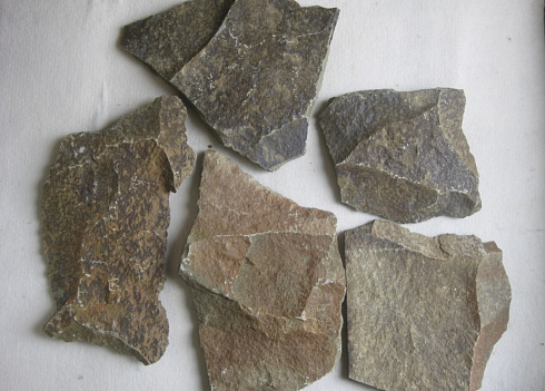 Kamenclub.ru: Песчаник пластушка "фонтанка" серо-зеленая (3,0-5,0 см)  купить в Новосибирске песчаник серо-зеленая колотые плитки облицовочные пластушки 11400 руб/м3   фото КАМЕНЬ КЛУБ