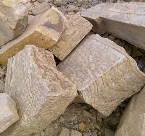 Kamenclub.ru: Песчаник пластушка желтый с рисунком (7-15 см)  купить в Новосибирске плитняк - пластушка - бут желтый песчаник 10200 руб/м3   фото КАМЕНЬ КЛУБ