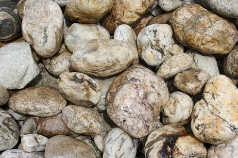 Kamenclub.ru: Кварцевый валунчик фр.100-300 мм.  купить в Новосибирске кварц белый, бежевый молочный рыжий крупный природный камень галечник 7850 руб/т   фото КАМЕНЬ КЛУБ