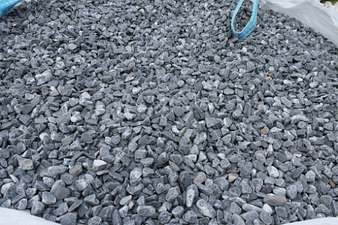 Kamenclub.ru: Щебень галтованный черный (мрамор) фр.10-20 мм.  купить в Новосибирске мрамор черный с белыми прожилками, черный, белый окатанный округлый ландшафтный декоративный щебень 15000 руб/т   фото КАМЕНЬ КЛУБ