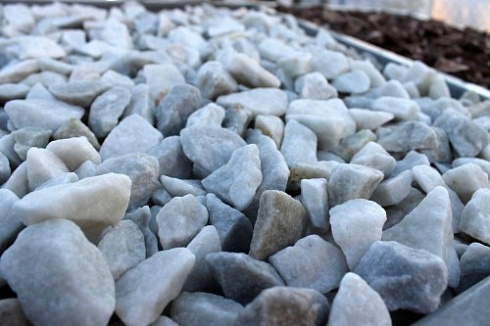 Kamenclub.ru: Мраморная крошка, щебень, цвет-белый,  фр. 20-40 мм.  купить в Новосибирске мрамор белый молочный слоновая кость айвори  мраморная крошка ландшафтная 12000 руб/т   фото КАМЕНЬ КЛУБ