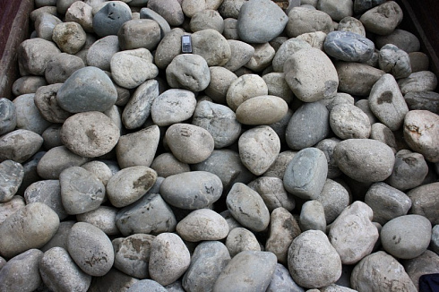 Kamenclub.ru: Темно-серый валунчик фр.100-300 мм.  купить в Новосибирске крупный природный камень серый, темно-серый, светло-серый речная галька большого размера окатанная 4500 руб/т   фото КАМЕНЬ КЛУБ