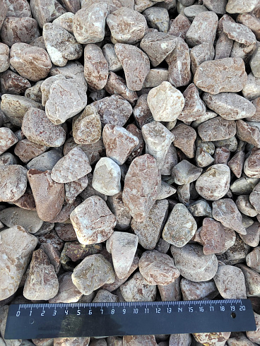 Kamenclub.ru: Мраморная крошка (щебень галтованный розовый) фр.20-40 мм.  купить в Новосибирске мрамор розовый, красный оголтованный округлый щебень  15000 руб/т   фото КАМЕНЬ КЛУБ