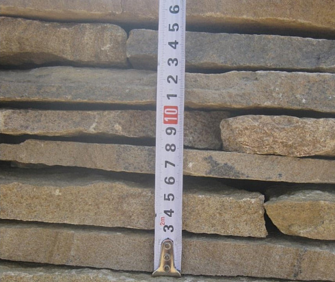 Kamenclub.ru: Песчаник пластушка желтый с разводом под дерево (2 см)  купить в Новосибирске плитняк желтый с разводами, желтый, рыжий, серый песчаник пластушка рваная ландшафтная 11 000 руб/м3   фото КАМЕНЬ КЛУБ