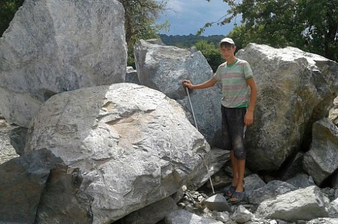 Kamenclub.ru: Змеевик скальник фр. 500-1500 мм.  купить в Новосибирске змеевик зеленый серый черный глыба скальная колотая 7500 руб/т   фото КАМЕНЬ КЛУБ