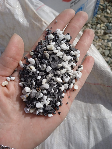 Kamenclub.ru: Мраморная крошка (щебень крошка микс: белый-зеленый-розовый) фр. 5-10 мм  купить в Новосибирске мрамор белый, зеленый, розовый, разноцветный, молочный декоративная ландшафтная мраморная крошка 9500 руб/т   фото КАМЕНЬ КЛУБ