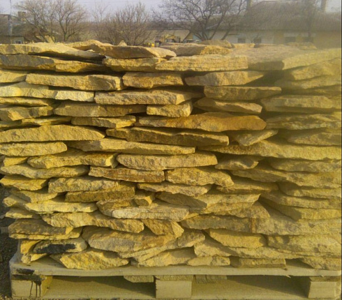 Kamenclub.ru: Песчаник пластушка "фонтанка" желтая (3,0 - 5,0 см)  купить в Новосибирске песчаник желтая, рыжий, желтый песчаник колотый рваный со сколом облицовочный 16200 руб/м3   фото КАМЕНЬ КЛУБ