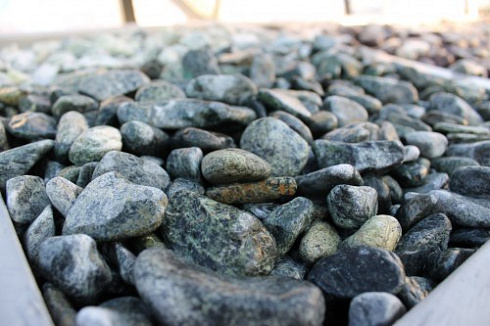 Kamenclub.ru: Щебень галтованный зеленый (змеевик) фр. 20-40 мм.  купить в Новосибирске мрамор зеленый, салатовый оголтованный щебень мраморный 12500 руб/т   фото КАМЕНЬ КЛУБ