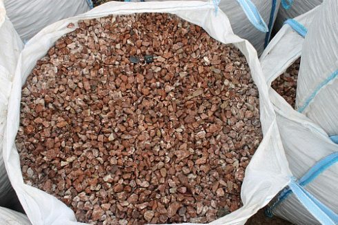 Kamenclub.ru: Мраморная крошка (щебень крошка розовый) фр. 10-20 мм.  купить в Новосибирске мрамор розовый, красный каменная декоративная крошка ландшафтная 11000 руб/т   фото КАМЕНЬ КЛУБ