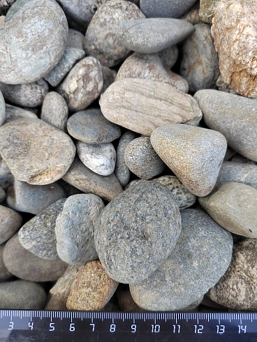 Kamenclub.ru: Галька речная окат (пестрая) фр. 20-40 мм. купить  в Новосибирске галька речная пестрая, серая, серые оттенки галька речная окатанная округлая 5000 руб/т   фото КАМЕНЬ КЛУБ