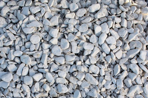 Kamenclub.ru: Мраморная крошка (щебень галтованный белый) фр.40-70 мм.  купить в Новосибирске мрамор белый молочный айвори окатанный округлый природный камень 17000 руб/т   фото КАМЕНЬ КЛУБ