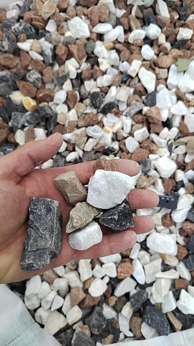 Kamenclub.ru: Мраморная крошка (щебень крошка микс : белый-черный-розовый) фр. 20-40 мм.  купить в Новосибирске мрамор белый, черный, розовый декоративная ландшафтная крошка 12000 руб/т   фото КАМЕНЬ КЛУБ