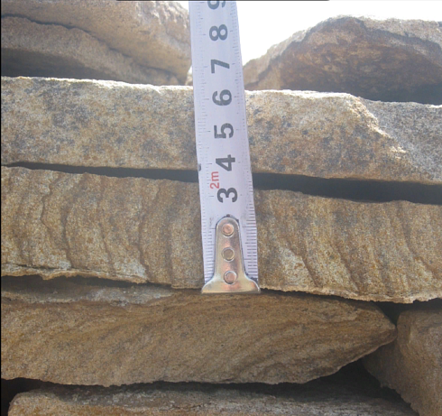 Kamenclub.ru: Песчаник пластушка желтый с рисунком (3 см)  купить в Новосибирске песчаник желтый с рисунком, рыжий, желтый песчаник пластушка ландшафтная рваная 8 500 руб/м3   фото КАМЕНЬ КЛУБ